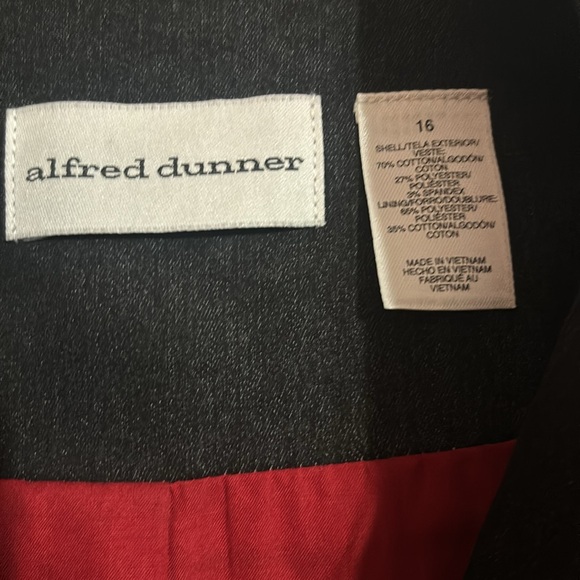 Alfred dunner women’s jacket. Zipper, stilted flowers on front. Never worn. - Picture 3 of 5